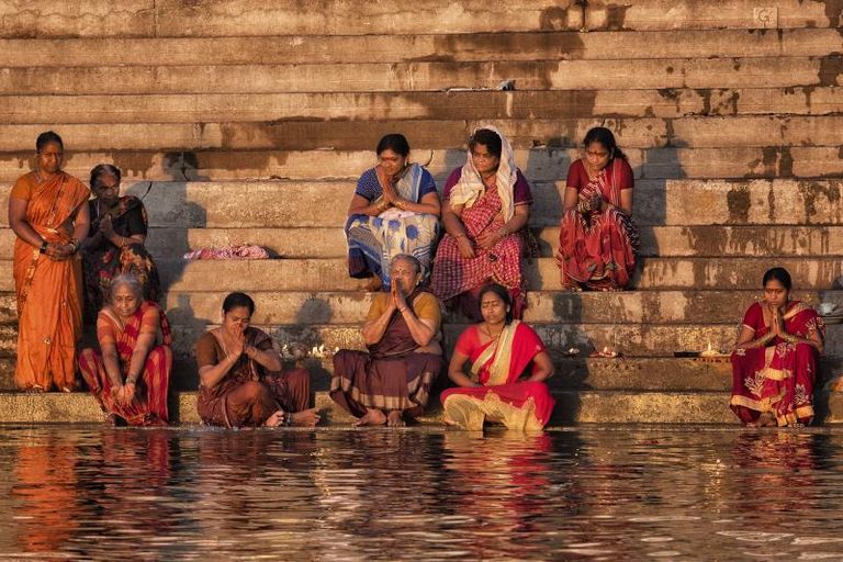Veranasi Womeninthe Ganges